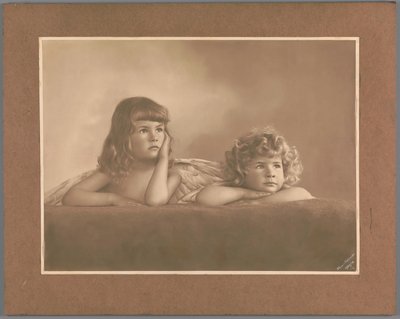 Agnes Renée és Irène Heloïse Pauw van Wieldrecht portréja, a fotós lányai Raphael Sixtus Madonnájának puttijából kölcsönzött pózban (Drezda, Galerie Alte Meister) alkotó: Henry Pauw van Wieldrecht