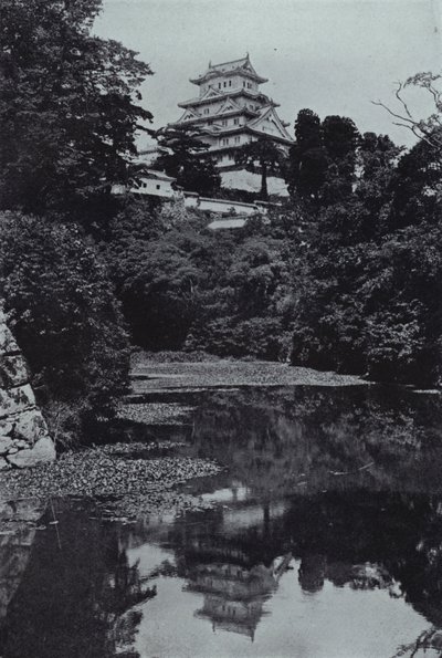 Feudális kastély, a várárokból (f/w fotó) alkotó: Herbert Ponting