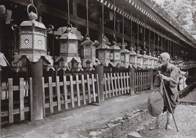 Zarándok a Kasuga templomban, Nara (f/w fotó) alkotó: Herbert Ponting