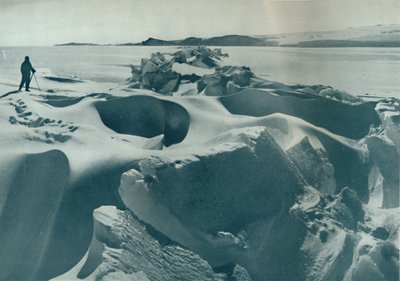 Nyomógerinc a tengeri jégben a Barne-fok felé futva, 1911, 1913 alkotó: Herbert Ponting