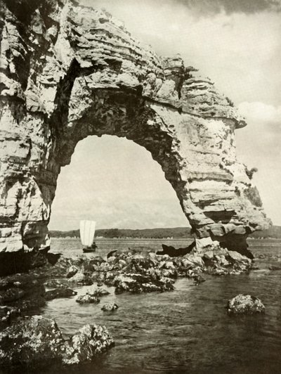 Tenger által koptatott ív Matsushimában, 1910. alkotó: Herbert Ponting