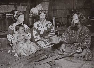 Ainu férfi és nők otthon (f/w fotó) alkotó: Herbert Ponting