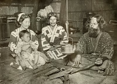 Ainu férfi és nők otthon, 1910. alkotó: Herbert Ponting
