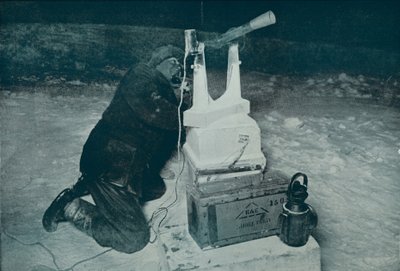 C. S. Wright megfigyelést készít a tranzittal., 1911. augusztus 8., 1913 alkotó: Herbert Ponting