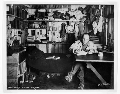 Scott kapitány naplóját írja a „Terra Nova” expedíció során (1910-1913) a Déli-sarkra (bromid nyomat) alkotó: Herbert Ponting