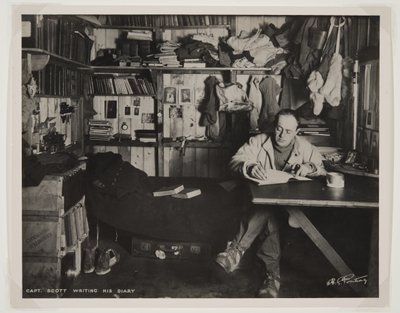 Scott kapitány naplóját írja a Terra Nova-expedíció során (1910-13) a Déli-sarkra (bromid nyomat) alkotó: Herbert Ponting