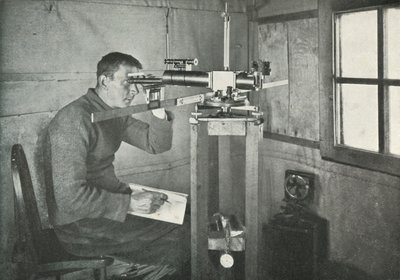 Dr. Simpson az Unifilar Magnetometernél, 1911, 1913 alkotó: Herbert Ponting