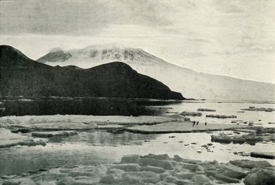 Belépés a McMurdo Soundba – Cape Bird és Mount Erebus, c19101913, 1913 alkotó: Herbert Ponting