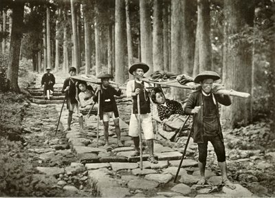 Japán hölgyek a szentélyekbe mennek, Nikko, 1910. alkotó: Herbert Ponting