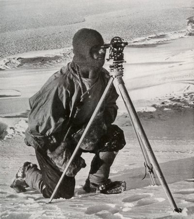 hadnagy E. R. G. R. Evans felmérése a négy hüvelykes teodolittal, 1911. október, 1913. alkotó: Herbert Ponting