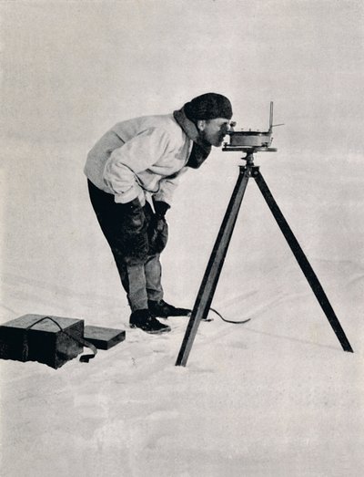 hadnagy Pennell prizmatikus iránytűvel, 1910. december, 1913 alkotó: Herbert Ponting