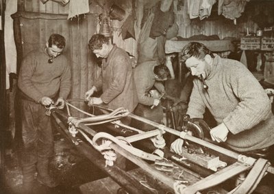Szánkók előkészítése a sarki utazáshoz Crean, Forde, Lashly, P.O. Evans, 1911, 1913. alkotó: Herbert Ponting