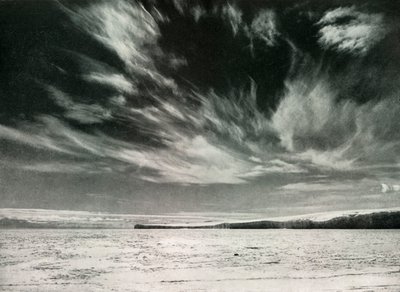Figyelemre méltó cirrus felhők a Barne-gleccser felett, 1911. december 19., 1913 alkotó: Herbert Ponting