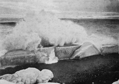 Szörftörés az elakadt jég ellen Cape Evansnél, c19101913, 1913 alkotó: Herbert Ponting