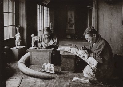 The Ivory Carvers (f/w fotó) alkotó: Herbert Ponting