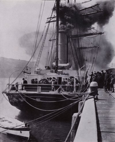 "A kis hajó útja utolsó szakaszán hagyta el Port Chalmerst" (f/w fotó) alkotó: Herbert Ponting