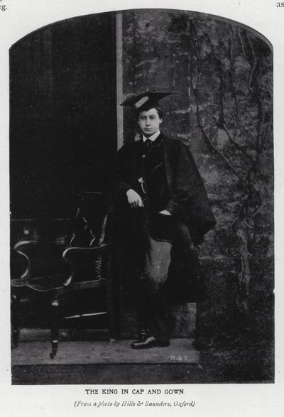 VII. Edward király habarcstáblában és köntösben az Oxfordi Egyetemen (f/w fotó) alkotó: Hills and Saunders