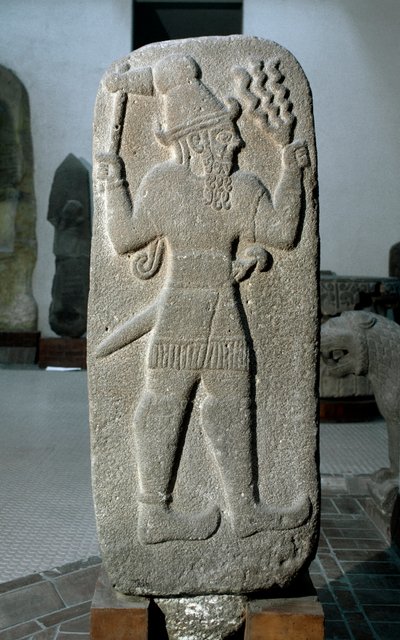 Hettita civilizáció: Tempete istenének bazaltjában készült sztélé. Empire neo hittite. Kr.e. 9. század. Babilonból. Homályos. 141 cm Isztambuli Régészeti Múzeum alkotó: Hittite