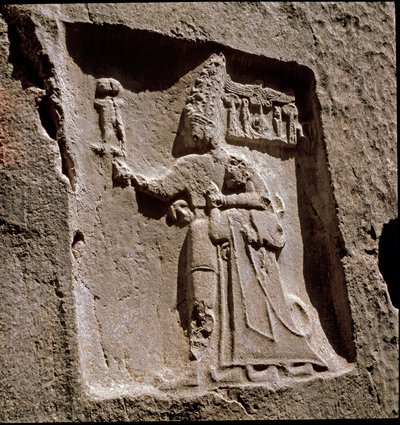 Tudhaliya királyt egy isteni védi (alacsony dombormű. Kr.e. 1250-1220 körül) alkotó: Hittite
