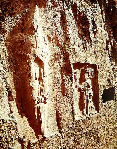 A kardisten és Tudhaliya IV egy Isten ölelésében alkotó: Hittite