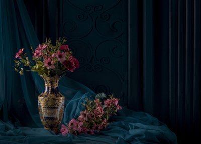 Elegáns aranyvázás virágok alkotó: Homeira moazami