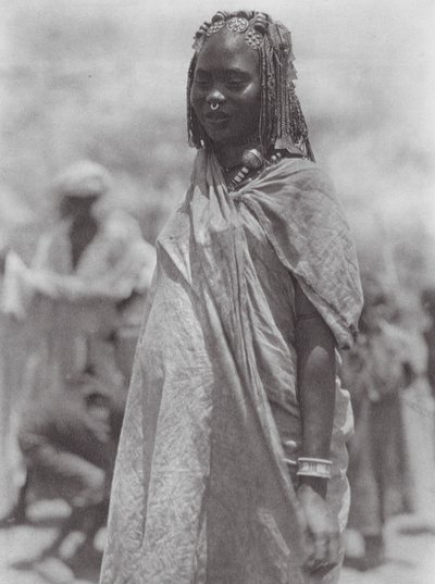 Afrika: Aulad Hamid ezüst és borostyán dísz (fekete-fehér fotó) alkotó: Hugo Adolf Bernatzik