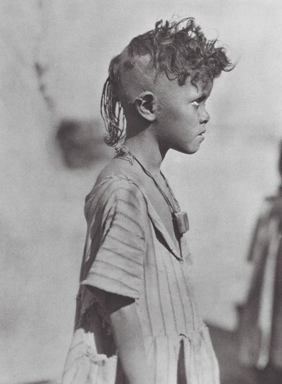 Afrika: Bisharin gyermek amulettel (fekete-fehér fotó) alkotó: Hugo Adolf Bernatzik