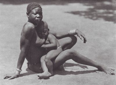 Afrika: Dzsur, anya és gyermeke (fekete-fehér fotó). alkotó: Hugo Adolf Bernatzik