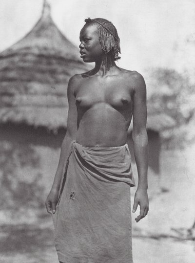 Afrika: Eliri lány (fekete-fehér fotó) alkotó: Hugo Adolf Bernatzik