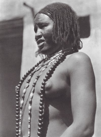 Afrika: Gawazi, hivatásos táncos (fekete-fehér fotó) alkotó: Hugo Adolf Bernatzik