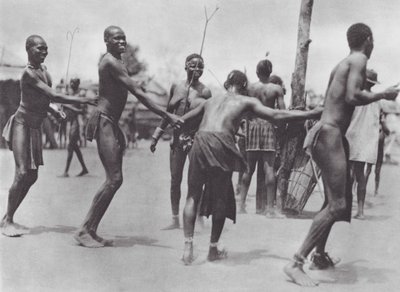 Afrika: Moru körtánc (fekete-fehér fotó) alkotó: Hugo Adolf Bernatzik