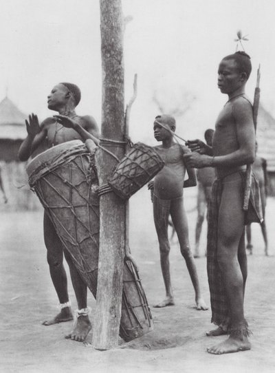 Afrika: Moru férfiak dobolnak (fekete-fehér fotó) alkotó: Hugo Adolf Bernatzik