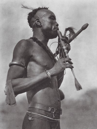Afrika: Niambara fuvolajátékos (fekete-fehér fotó) alkotó: Hugo Adolf Bernatzik