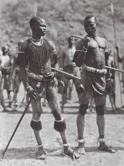 Afrika: Nuba csörgőtáncosok (fekete-fehér fotó) alkotó: Hugo Adolf Bernatzik