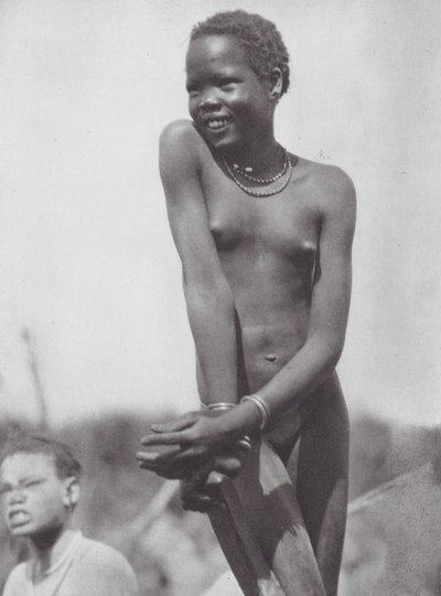 Afrika: Nuer lány (fekete-fehér fotó) alkotó: Hugo Adolf Bernatzik