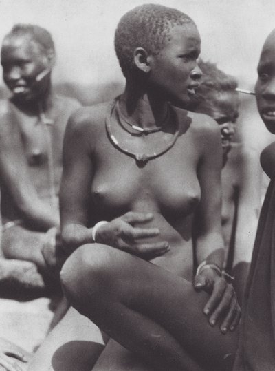 Afrika: Nuer lány zsiráfszőr nyakláncot visel (fekete-fehér fotó). alkotó: Hugo Adolf Bernatzik