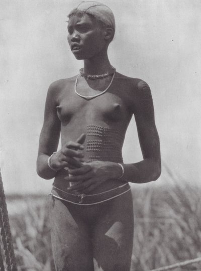 Afrika: Nuer lány díszítő hegekkel (fekete-fehér fotó) alkotó: Hugo Adolf Bernatzik
