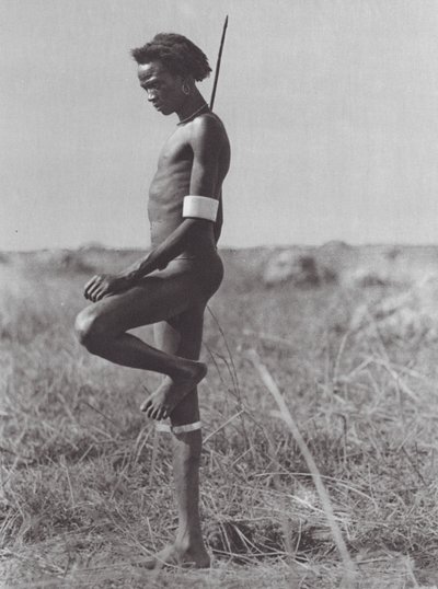 Afrika: Nuer, pihenőállás (fekete-fehér fotó) alkotó: Hugo Adolf Bernatzik