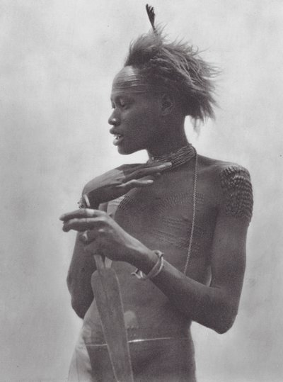 Afrika: Nuer harcos törzsi jelekkel a homlokán (fekete-fehér fotó) alkotó: Hugo Adolf Bernatzik