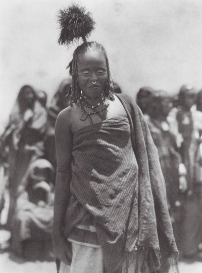 Afrika: Aulad Hamidok által viselt strucctollas fejdísz (fekete-fehér fotó). alkotó: Hugo Adolf Bernatzik