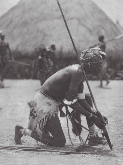 Afrika: Shilluk ünnepi öltözetben (fekete-fehér fotó) alkotó: Hugo Adolf Bernatzik