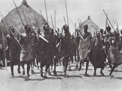Afrika: Shilluk harcosok megrohamozzák egy törzsfőnök sírját (fekete-fehér fotó). alkotó: Hugo Adolf Bernatzik
