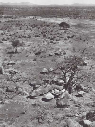 Afrika: Talodi hegyről a síkságra (fekete-fehér fotó). alkotó: Hugo Adolf Bernatzik