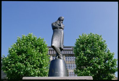 Heinrich Heine (1797-1856) emlékműve 1926-33 (bronz) alkotó: Hugo Lederer