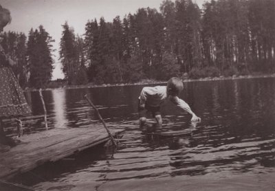 Gyerekek úsznak egy játszóhajón Niemenlaután alkotó: Hugo Simberg
