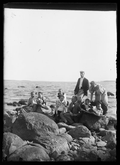 Csoportkép a selkärantai strandköveken alkotó: Hugo Simberg