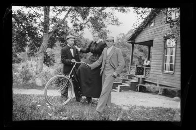 Wolter, Blenda és Einar Simberg a Sárga villa udvarán, a villa tornácán Elma Simberg alkotó: Hugo Simberg