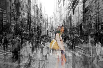 Mosolygó nő városi séta alkotó: Igor Shrayer
