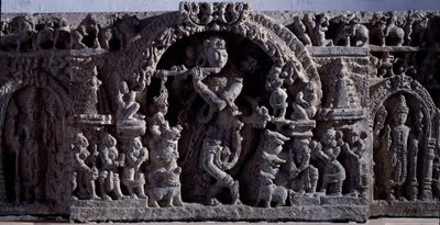 Hinduizmus: "" Krishna vagy Venugopala, fuvola tehenek mestere"" Fekete kőszobor, központi rész (Krishna mint Venugopala) 12. század (12. század) Halebiduból, Mysore - Calcutta, Indiai Múzeum alkotó: Indian School