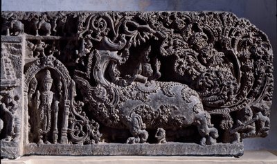 Hinduizmus: „” Krishna vagy Venugopala, a furulyás tehenek mestere””” Fekete kőszobor, jobb rész (Krishna mint Venugopala) 12. század (12. század) Halebiduból, Mysore - Calcutta, Indiai Múzeum alkotó: Indian School
